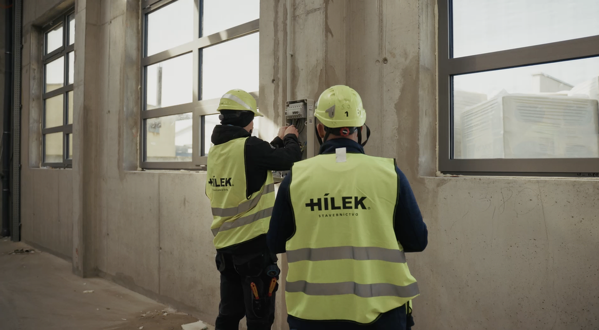 Elektrikári spoločnosti Hílek pri inštalácii elektrických rozvodov na stavbe
